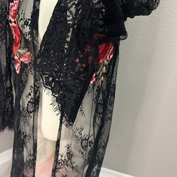 The Line Of Style Floral Lace Kimono Medium - Picture 3 of 7
